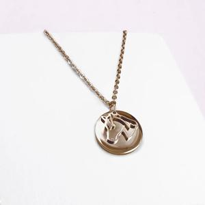 pt-pe-01-dp-gp-00-xx-hasthange-med-kvinnliga-berlocker-ponytail-co-guld-tu