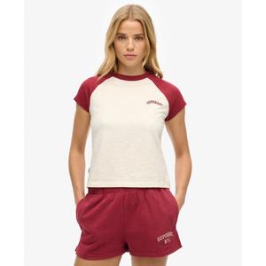 w1011227a-f1p-t-shirt-i-ekologisk-bomull-med-raglanarmar-och-damlogga-superdry-essential-bruten-vit-bordeaux-rod